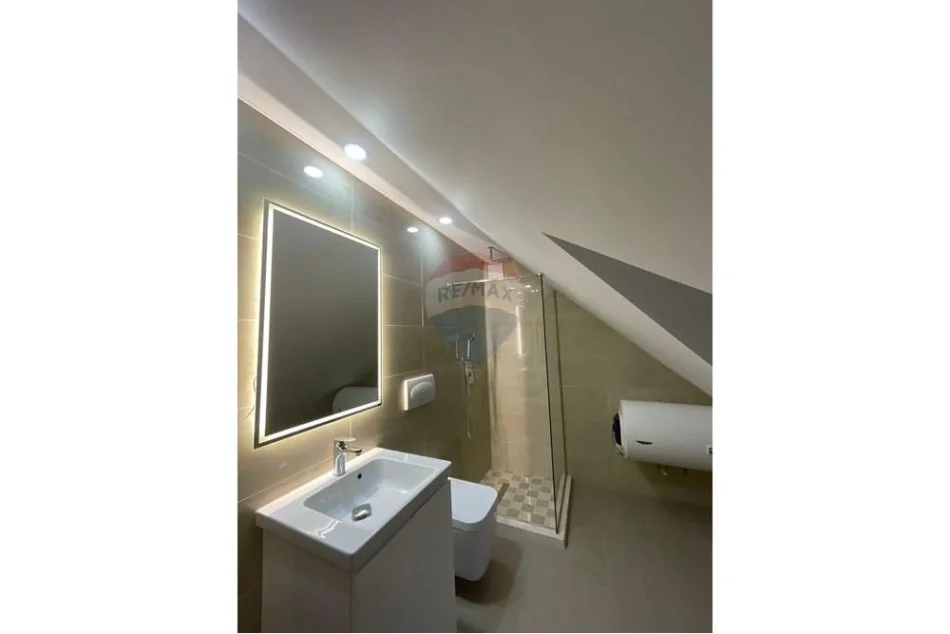 Tirane, jepet me qera Vile 3+1 Kati 3, 148 m² 900 € (Rruga Bamir Topi, Tiranë)