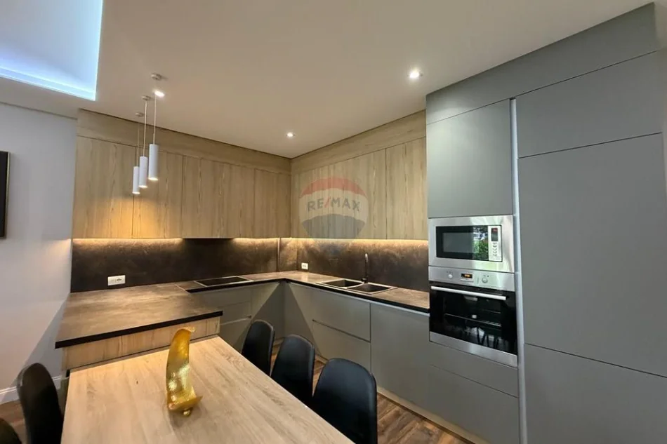 Tirane, jepet me qera Vile 3 Katshe Kati 4, 220 m² 3.000 € (Farke e vogel)