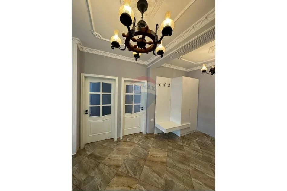 Tirane, jepet me qera apartament 2+1 , 95 m² 950 € (Blloku)