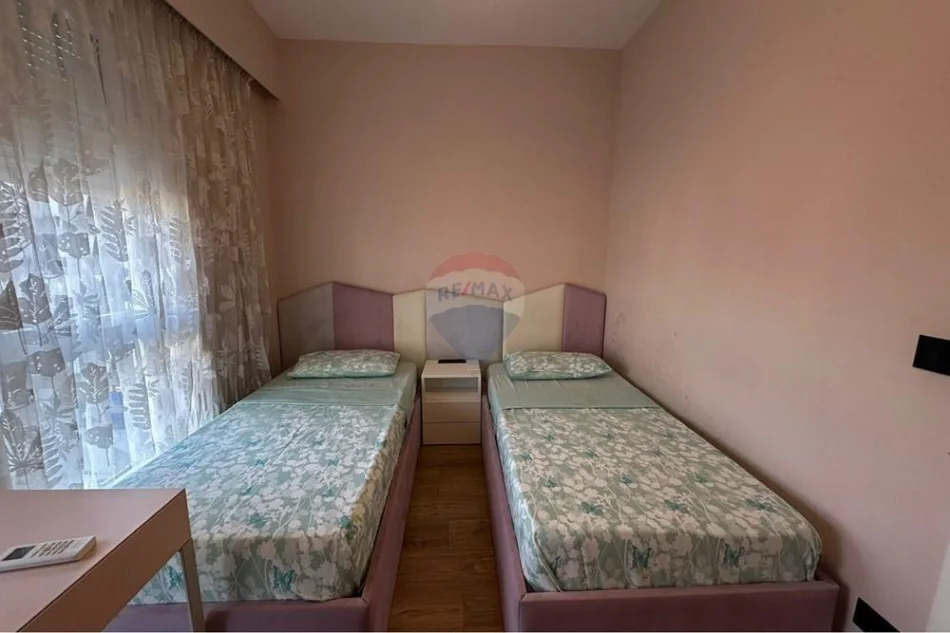 Tirane, jepet me qera apartament 3+1+Aneks+Ballkon , 120 m² 740 € (Rruga 5 Maji)