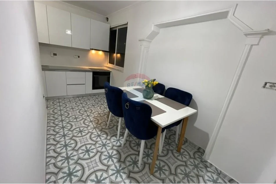 Tirane, jap me qera apartament 1+1+Ballkon Kati 5, 81 m² 600 € (Stacionit të Trenit, tek BKT)