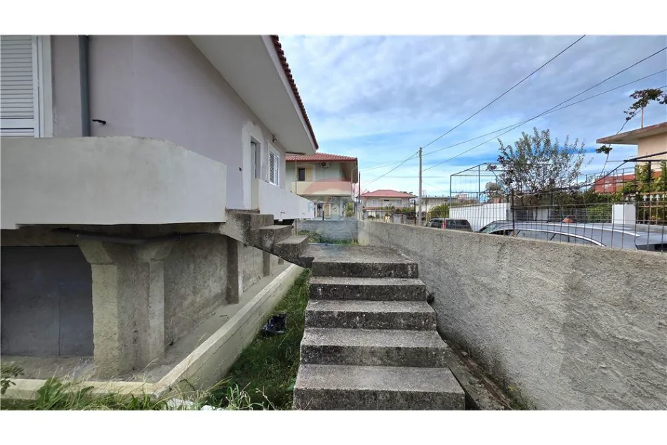 Vlore, shitet shtepi 2+1+Ballkon , 415 m² 175.000 € (Rruga e Re, Vlore)