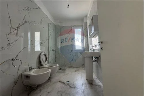 Tirane, jepet me qera apartament 2+1 , 82 m² 390 € (Benjamin Kruta - Laprakë, Shqipëri)