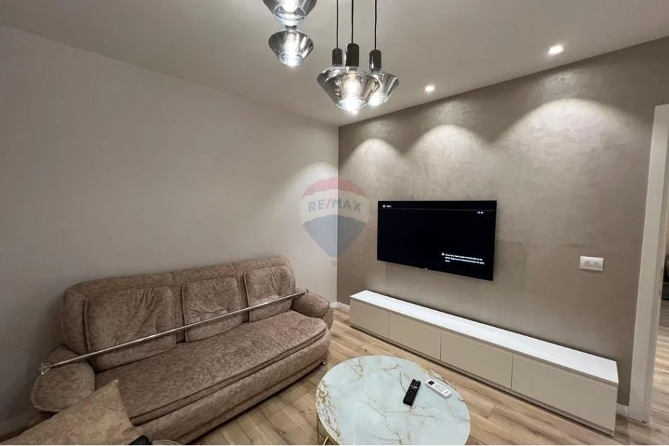 Tirane, jepet me qera Vile 2+1 Kati 0, 180 m² 850 € 