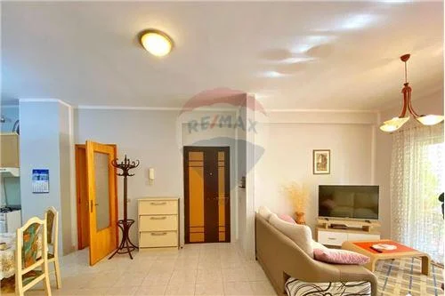 Tirane, jepet me qera apartament 3+1 , 140 m² 600 € (Blloku i Ambasadave - Rruga e Kavajës, Shqipëri)