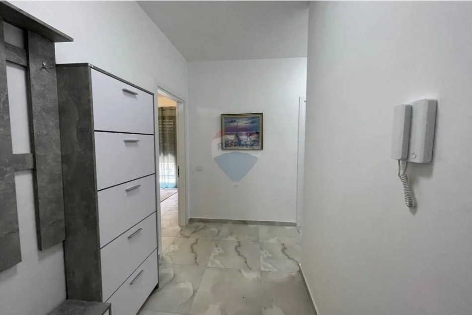 Tirane, jepet me qera apartament 2+1 , 105 m² 600 € (ish fusha e aviacionit)