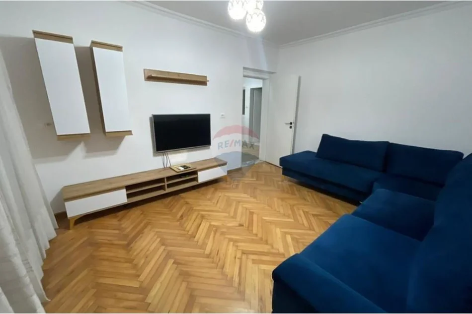 Tirane, jap me qera apartament 1+1+Ballkon Kati 5, 81 m² 600 € (Stacionit të Trenit, tek BKT)