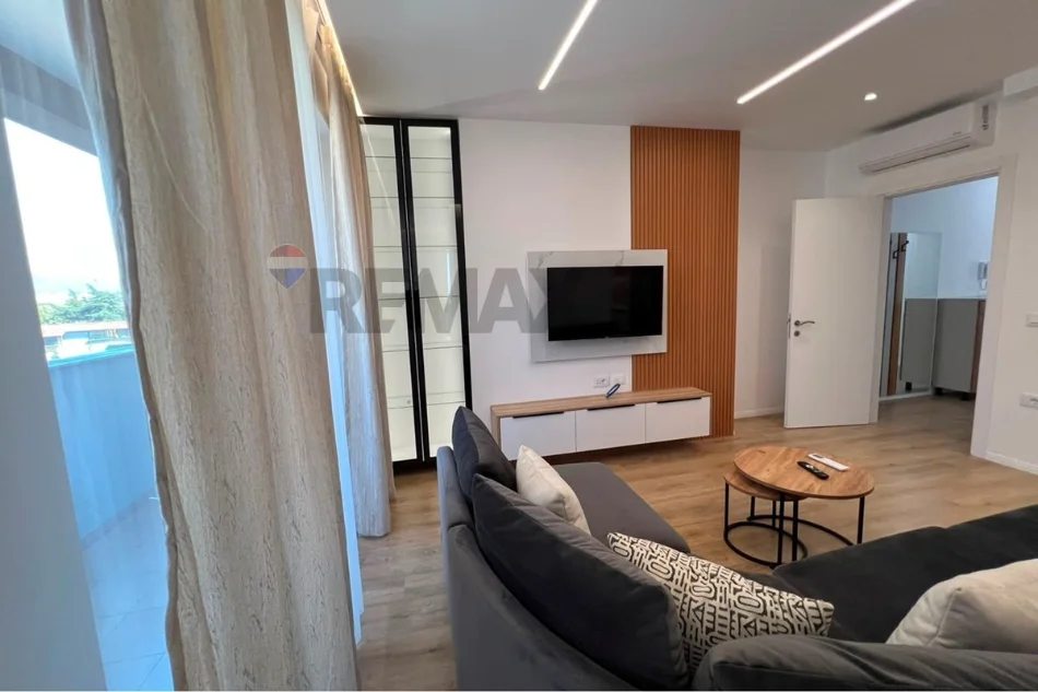 Tirane, jepet me qera apartament 2+1+Ballkon Kati 7, 109 m² 700 € (Shkolla e Bashkuar)