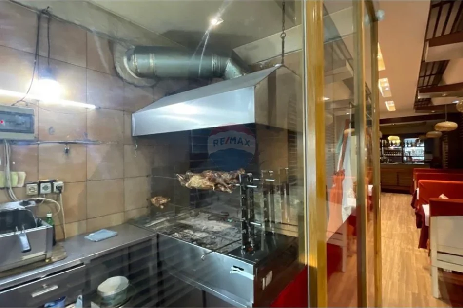 Vlore, jepet me qera bar-resorant Kati 0, 95 m² 1.500 € (Rruga Demokracia, Vlore)