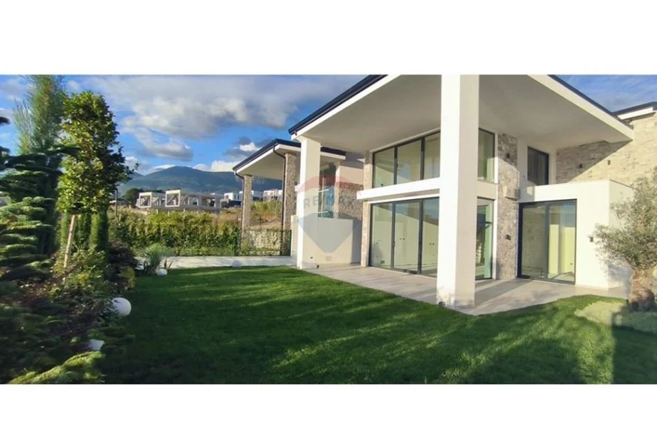 Tirane, shitet 3+1+Ballkon , 210 m² 570.000 € 