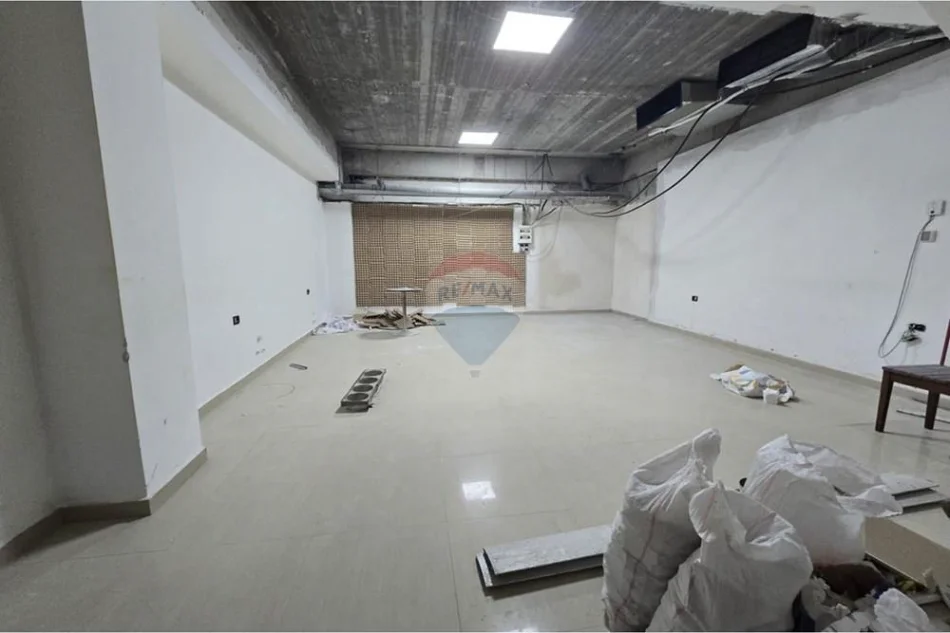 Vlore, shitet dyqan Kati 1, 112 m² 145.000 € (Bulevardi Ismail Qemali,pran Conad, Vlore)