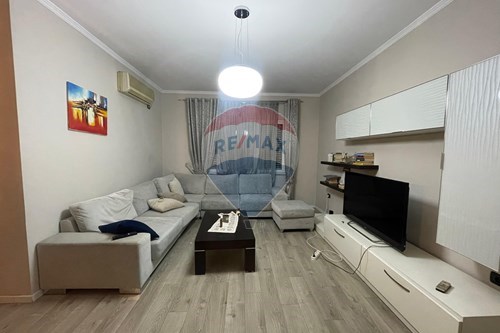 Tirane, jepet me qera apartament 2+1 , 105 m² 650 € (Komuna e Parisit)