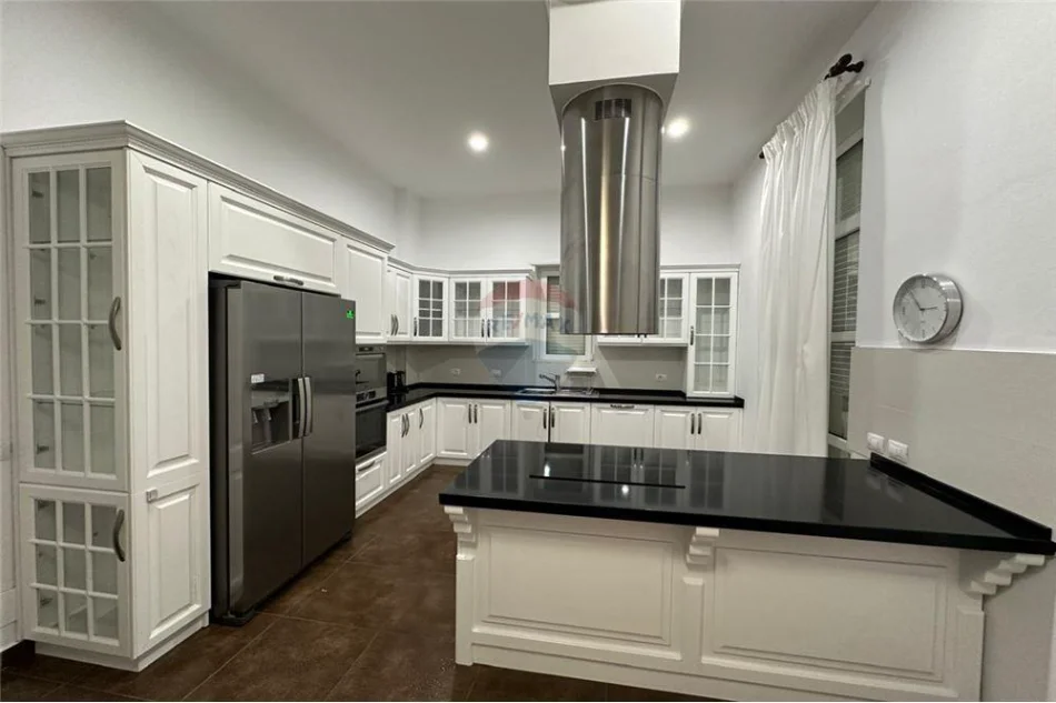 Tirane, jepet me qera Vile 3+1 Kati 2, 670 m² (rroling hills)