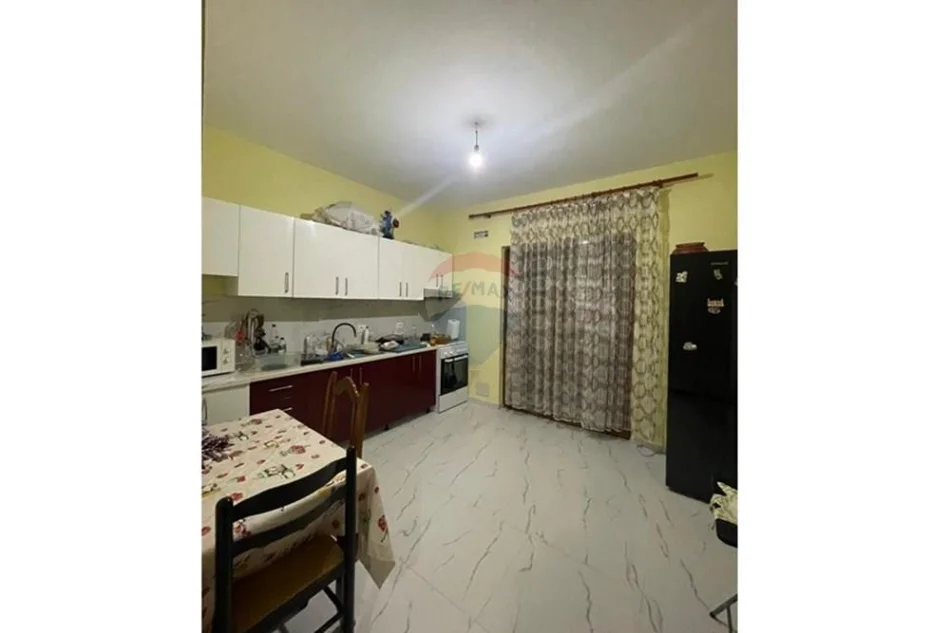 Tirane, shitet Vile , 500 m² 400.000 € 
