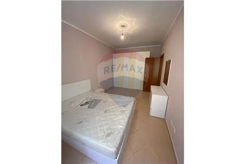 Tirane, jepet me qera apartament 1+1 , 67 m² 450 € (Komuna e Parisit, Shqipëri)