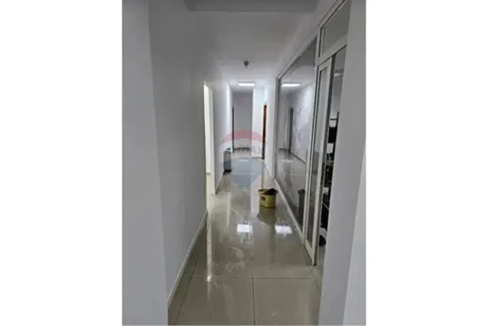 Tirane, jepet me qera ambjent biznesi Kati 4, 3.000 € (selvi)