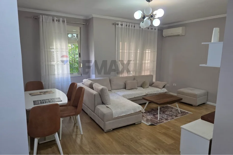 Tirane, jepet me qera apartament 1+1+Ballkon Kati 3, 61 m² 700 € (Liqeni i Thate)