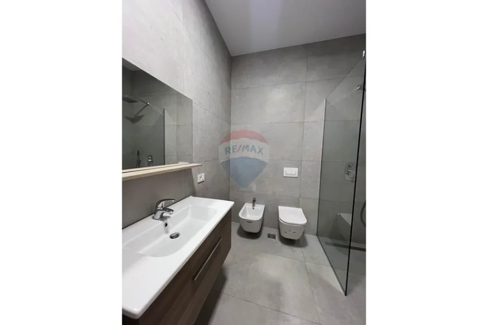 Tirane, jepet me qera apartament duplex 1+1+Ballkon Kati 4, 82 m² 1.000 € (Kompleksi Delijorgji)