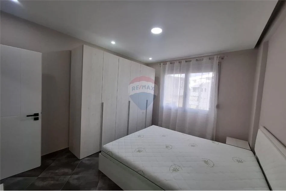 Vlore, jepet me qera apartament 1+1 Kati 7, 76 m² 400 € (Pranë Conad, Ismail Qemali, Vlorë)