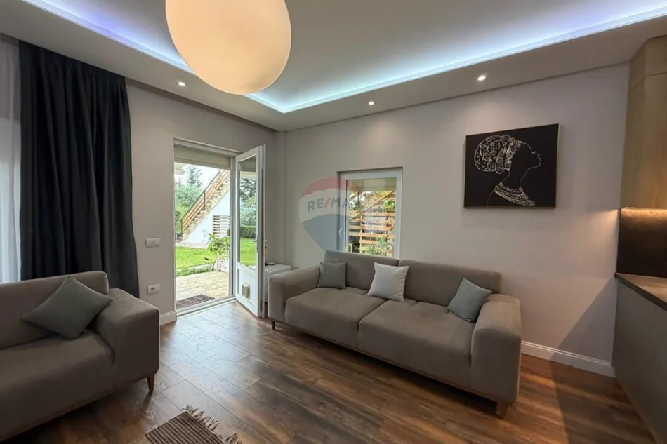 Tirane, jepet me qera Vile 3 Katshe Kati 4, 220 m² 3.000 € (Farke e vogel)
