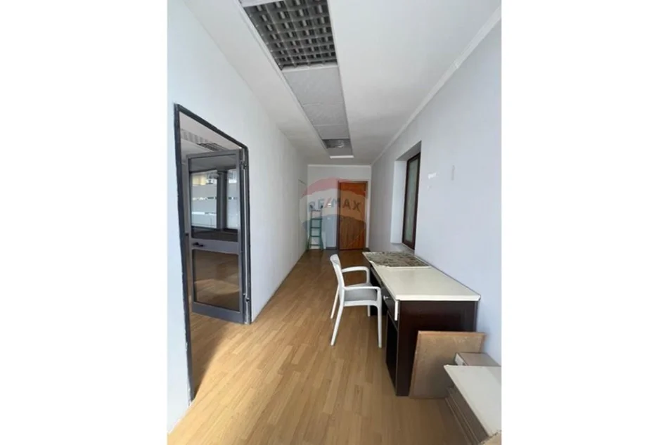 Tirane, jepet me qera ambjent biznesi Kati 3, 87 m² 1.000 € 