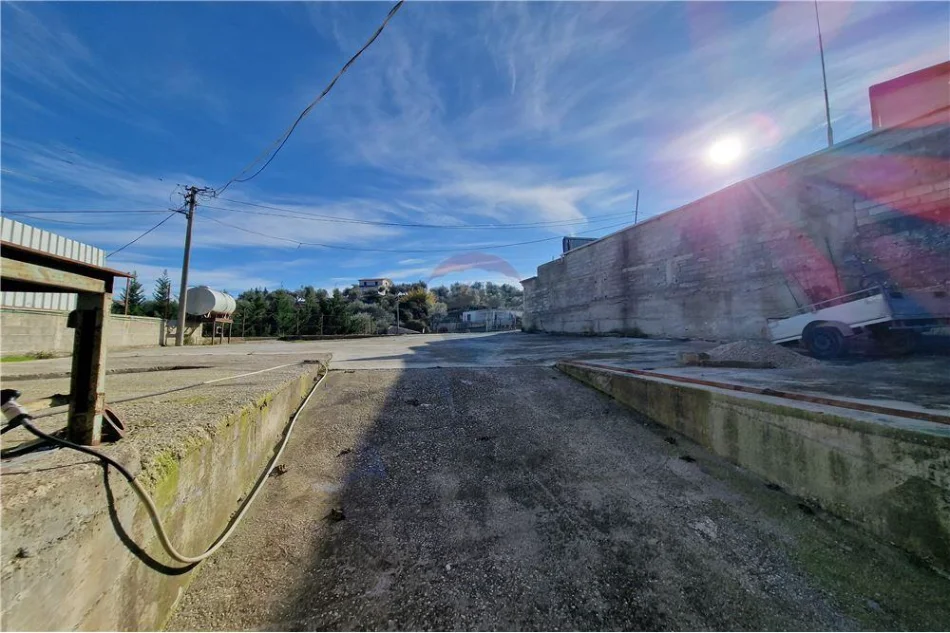Vlore, jepet me qera magazine Kati 0, 532 m² 1.000 € (Babice, Vlore)
