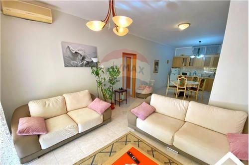 Tirane, jepet me qera apartament 3+1 , 140 m² 600 € (Blloku i Ambasadave - Rruga e Kavajës, Shqipëri)