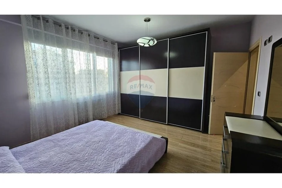 Tirane, jepet me qera apartament 3+1 Kati 9, 143 m² 1.500 € (rruga dibres)