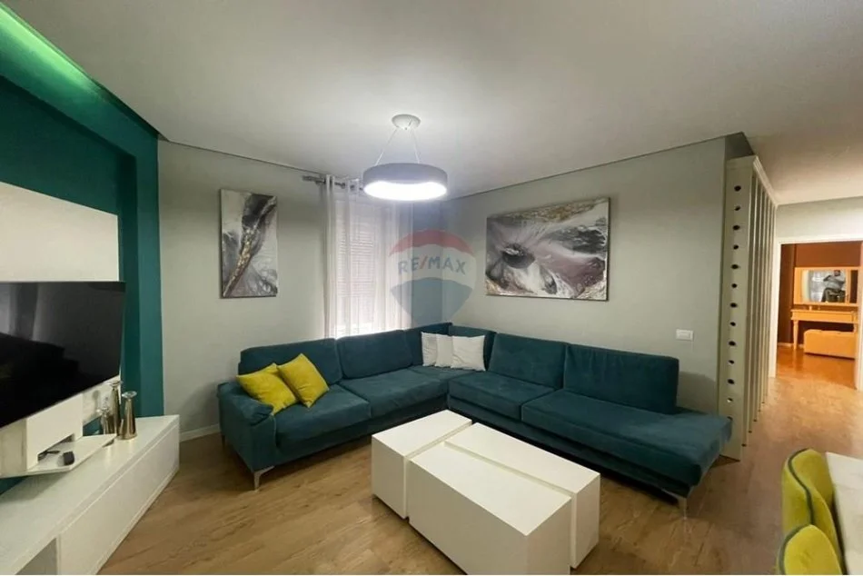 Tirane, jepet me qera apartament 2+1 , 115 m² 800 € (Kompleksi Kontakt, 21 Dhjetori)