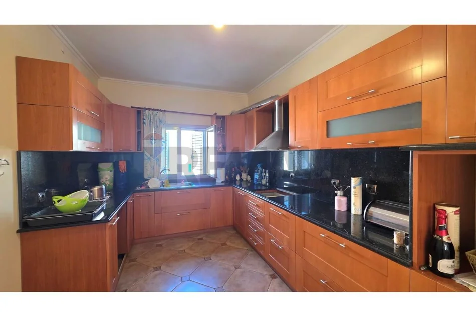 Vlore, shitet apartament 2+1+Ballkon Kati 3, 181 m² 180.000 € (Rruga Gjergj Kastrioti (Transballkanike), Vlorë)