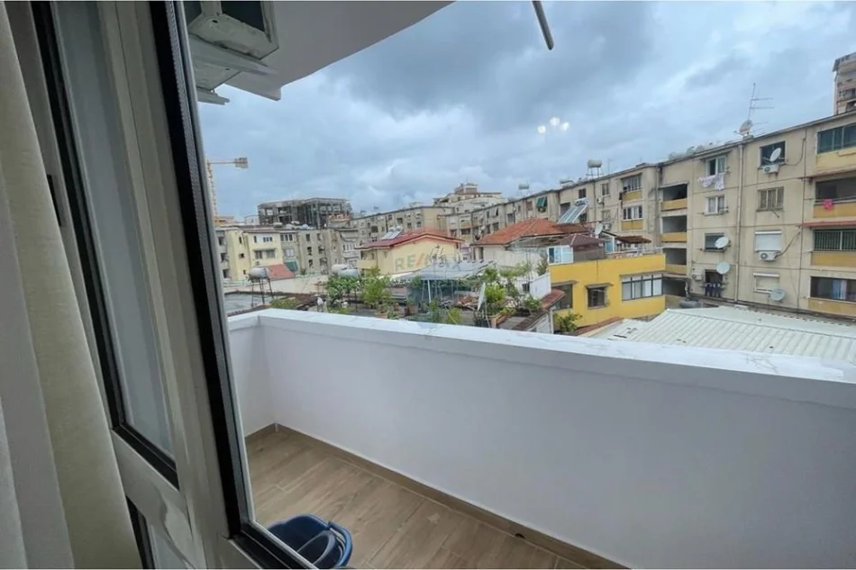 Tirane, jepet me qera apartament 2+1+Ballkon Kati 4, 78 m² 700 € (Ali demi)
