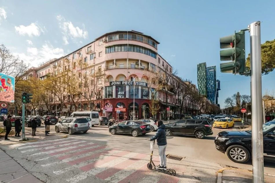 Tirane, jepet me qera apartament 2+1 Kati 4, 50 m² 1.300 € (Shallvaret)