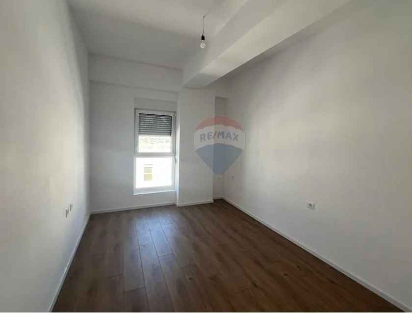 Tirane, jepet me qera apartament 1+1 Kati 7, 70 m² 250 € (Rruga Pasho Hysa)
