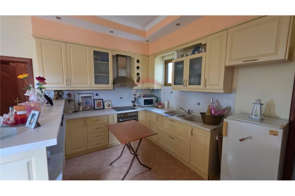 Vlore, shitet Vile Vile 4 Katshe , 407 m² 250.000 € (Rruga Demokracia, Vlore)