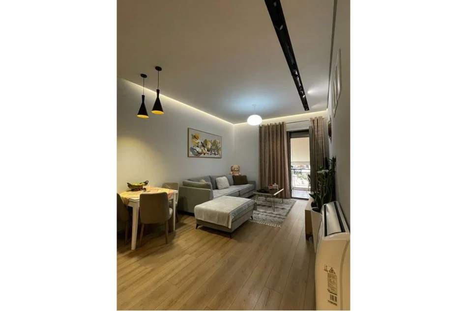 Tirane, jepet me qera 1+1+Ballkon Kati 4, 74 m² 800 € (Kompleksi Delijorgji)