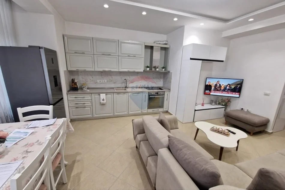 Tirane, jepet me qera apartament 1+1+Ballkon , 65 m² 700 € (Komuna e Parisit)