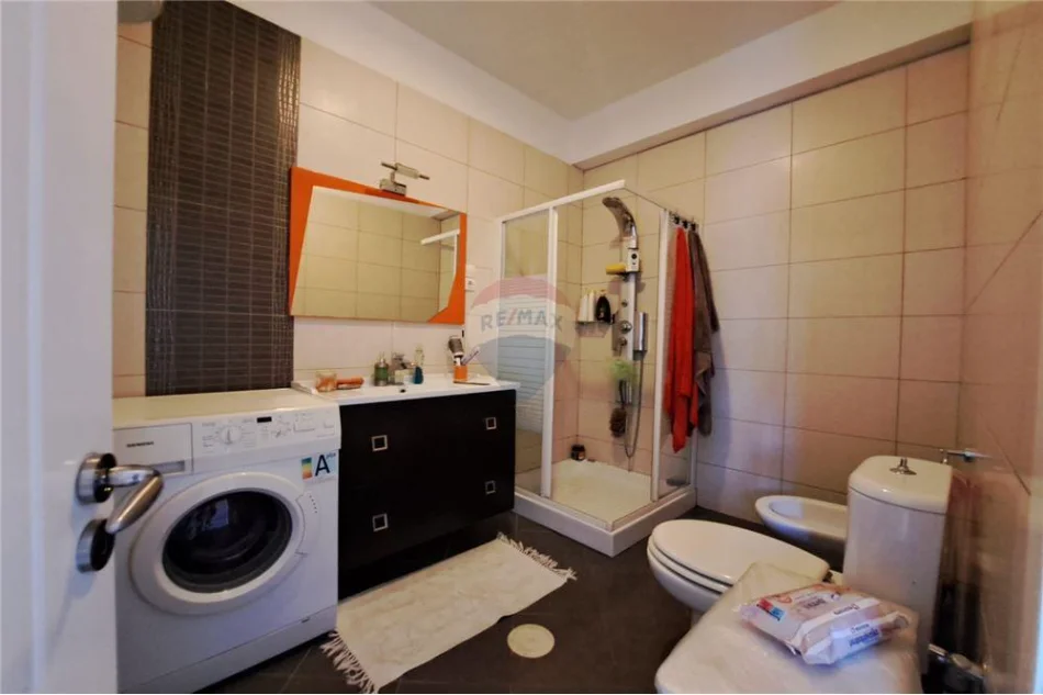 Vlore, shitet Vile 3+1+Aneks+Ballkon Kati 0, 234 m² 200.000 € (Pranë ish-Gjyqit të Vjetër, buzë rrugës kryesore)