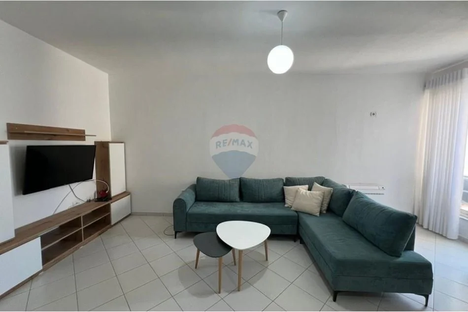 Tirane, jepet me qera apartament 1+1 , 66 m² 450 € (KMY, Yzberisht)
