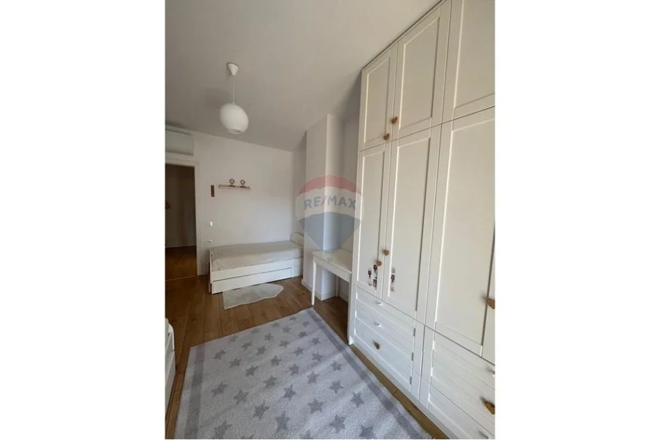 Tirane, jepet me qera 2+1 , 100 m² 750 € (rruga kavajes)