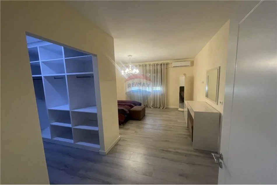 Tirane, jepet me qera 2+1+Ballkon , 155 m² 1.500 € 