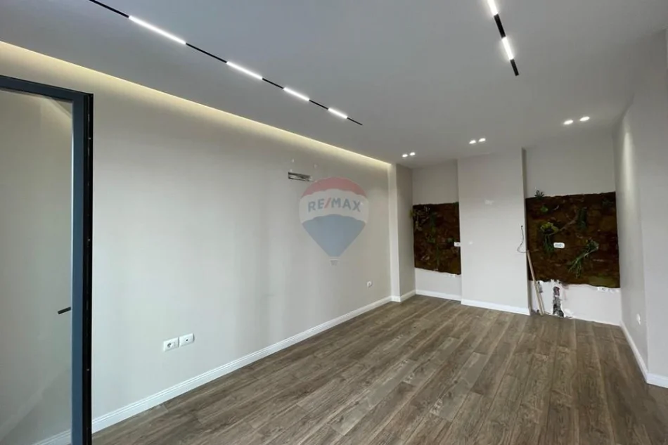 Tirane, jepet me qera ambjent biznesi Kati 2, 75 m² 80.000 € (Xhanfize Keko)