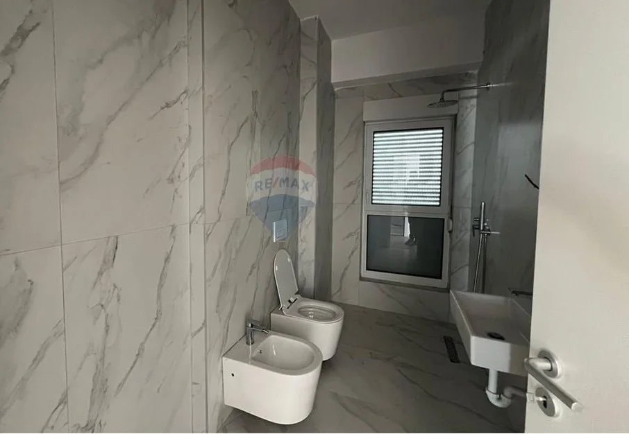 Tirane, jepet me qera apartament 1+1 Kati 7, 70 m² 250 € (Rruga Pasho Hysa)