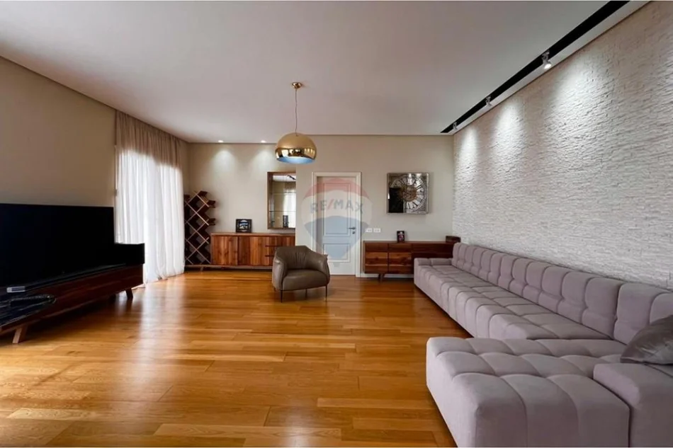 Tirane, jepet me qera apartament 2+1 , 168 m² 1.700 € (Kopshti Botanik, Tiranë)
