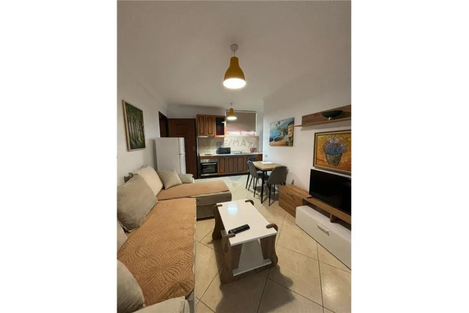 Vlore - Lungomare, jepet me qera apartament 1+1 Kati 1, 40 m² 230 € (Pranë Diamond Hill, Vlorë)