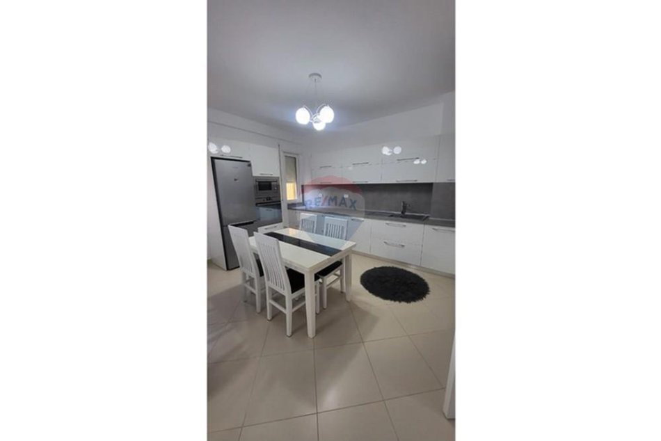 Tirane, jepet me qera apartament 2+1 Kati 3, 95 m² 550 € (Rruga Bill Clinton)