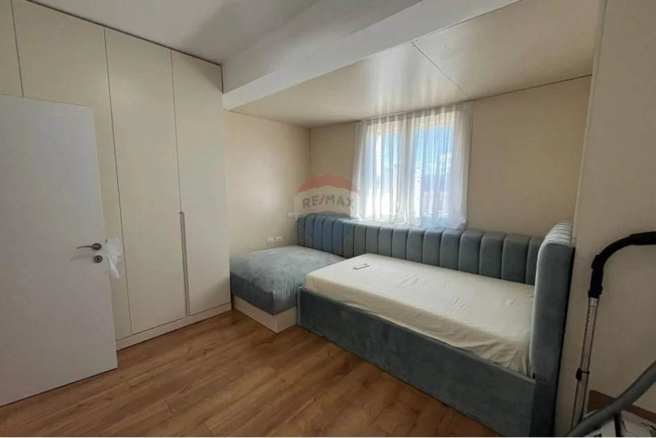 Tirane, jepet me qera apartament 2+1+Ballkon , 115 m² 1.000 € (21 Dhjetori)