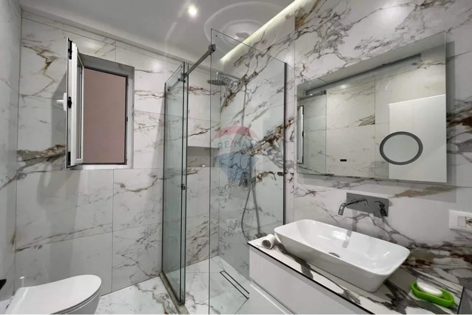 Tirane, jepet me qera apartament 2+1+Ballkon Kati 1, 88 m² 800 € 