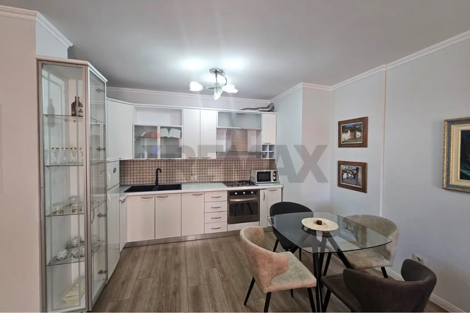 Tirane, jepet me qera apartament 1+1+Ballkon , 84 m² 740 € (Liceu Artistik)
