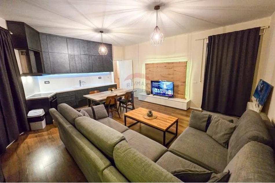 Tirane, jepet me qera apartament 2+1+Ballkon , 100 m² 800 € (Pazar i Ri)