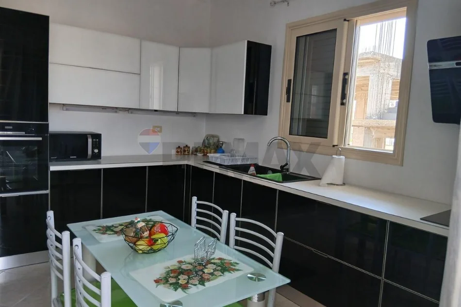 Vlore, jepet me qera Vile 2+1+Aneks+Ballkon Kati 2, 135 m² 300 € (Rruga Left Sallata, Vlore)